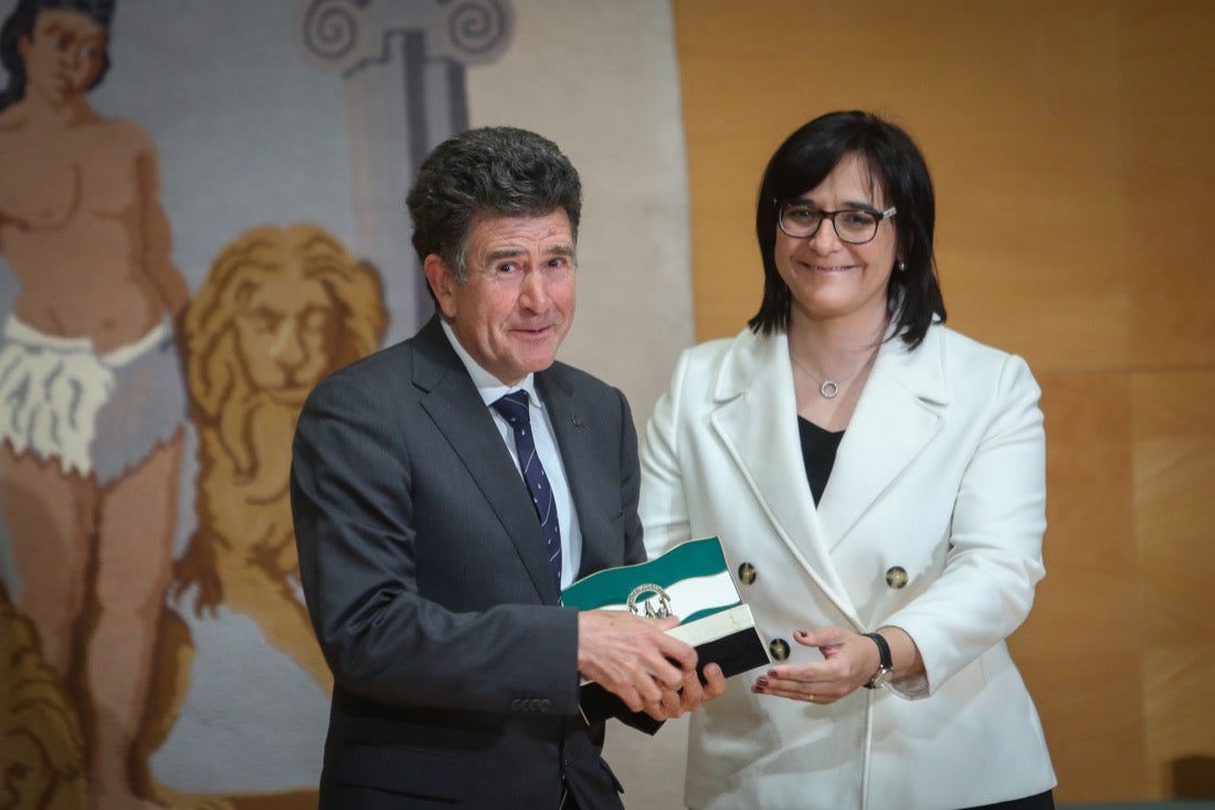 Este año, el Gobierno andaluz ha hecho entrega de la Bandera de Andalucía al Centro Artístico, Literario y Científico de Granada, al IES Padre Suárez, al Restaurante Los Manueles, a la Cooperativa San Sebastián, al Proyecto Conoce tus Fuentes, al grupo de científicos e ingenieros que han contribuido a obtener la primera imagen de un agujero negro supermasivo; a la Asociación del Párkinson; a María Guardia Gómez «Mariquilla»; a la deportista María Pérez y a la Asociación Víctimas del Terrorismo