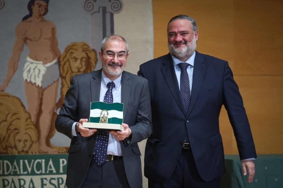 Este año, el Gobierno andaluz ha hecho entrega de la Bandera de Andalucía al Centro Artístico, Literario y Científico de Granada, al IES Padre Suárez, al Restaurante Los Manueles, a la Cooperativa San Sebastián, al Proyecto Conoce tus Fuentes, al grupo de científicos e ingenieros que han contribuido a obtener la primera imagen de un agujero negro supermasivo; a la Asociación del Párkinson; a María Guardia Gómez «Mariquilla»; a la deportista María Pérez y a la Asociación Víctimas del Terrorismo