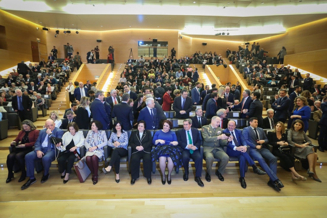 Este año, el Gobierno andaluz ha hecho entrega de la Bandera de Andalucía al Centro Artístico, Literario y Científico de Granada, al IES Padre Suárez, al Restaurante Los Manueles, a la Cooperativa San Sebastián, al Proyecto Conoce tus Fuentes, al grupo de científicos e ingenieros que han contribuido a obtener la primera imagen de un agujero negro supermasivo; a la Asociación del Párkinson; a María Guardia Gómez «Mariquilla»; a la deportista María Pérez y a la Asociación Víctimas del Terrorismo