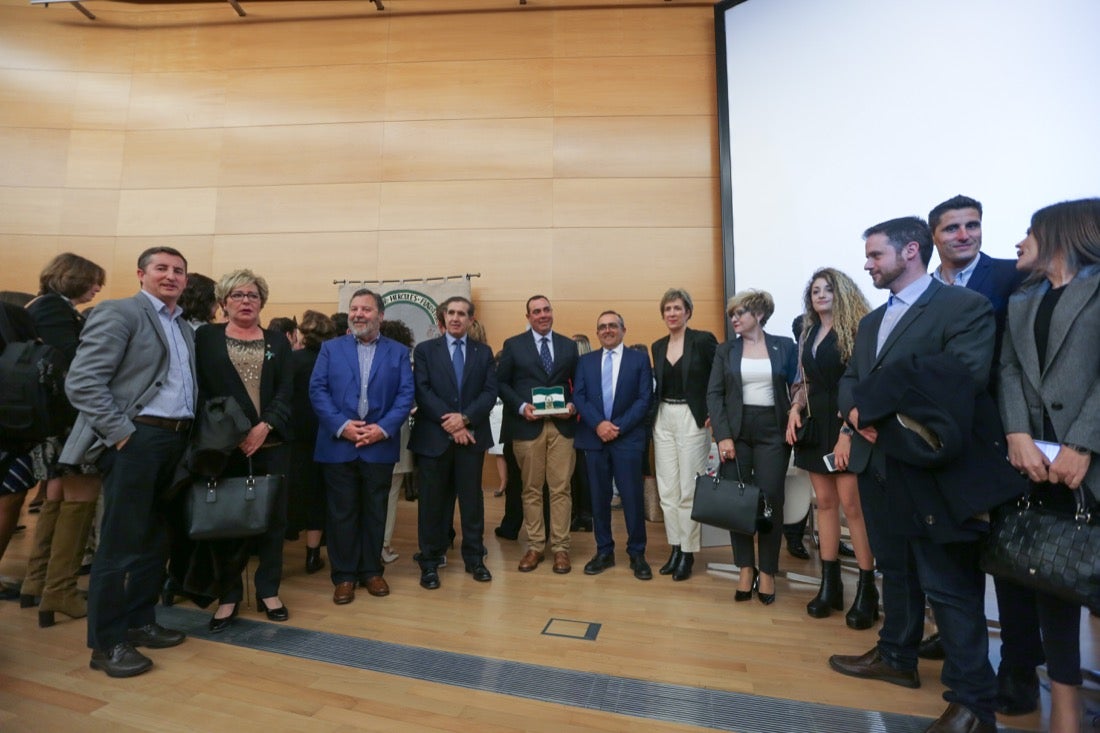 Este año, el Gobierno andaluz ha hecho entrega de la Bandera de Andalucía al Centro Artístico, Literario y Científico de Granada, al IES Padre Suárez, al Restaurante Los Manueles, a la Cooperativa San Sebastián, al Proyecto Conoce tus Fuentes, al grupo de científicos e ingenieros que han contribuido a obtener la primera imagen de un agujero negro supermasivo; a la Asociación del Párkinson; a María Guardia Gómez «Mariquilla»; a la deportista María Pérez y a la Asociación Víctimas del Terrorismo