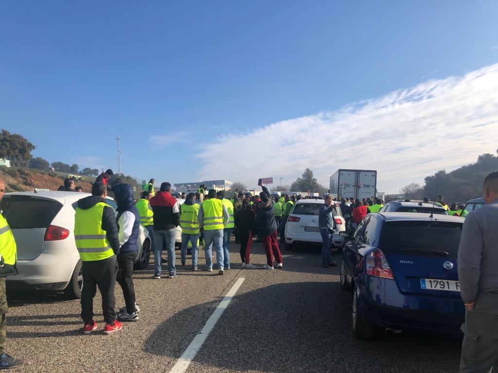 Ya hay siete kilómetros de retenciones en cada sentido desde el km 264, entre Santa Elena y La Carolina; la Guardia Civil interviene en la zona