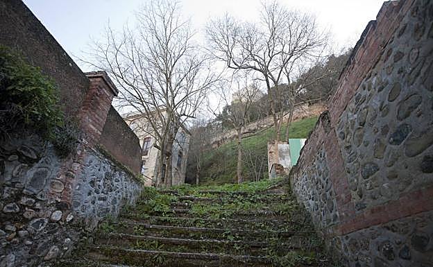 Vista del Hotel Reuma en el Paseo de los Tristes de Granada