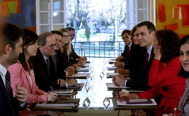 Las delegaciones del Gobierno y de la Generalitat frente a frente momentos ante de empezar la reunión de este miércoles en la Moncloa.