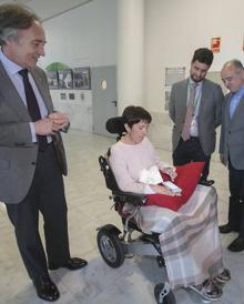 Imagen secundaria 2 - Socorro Leyva le entrega el sello con el que podrá firmar libros; Lucía, sobrina de María José, le pone voz; y Sánchez-Montesinos, Reyes y Escobar, con la autora. 