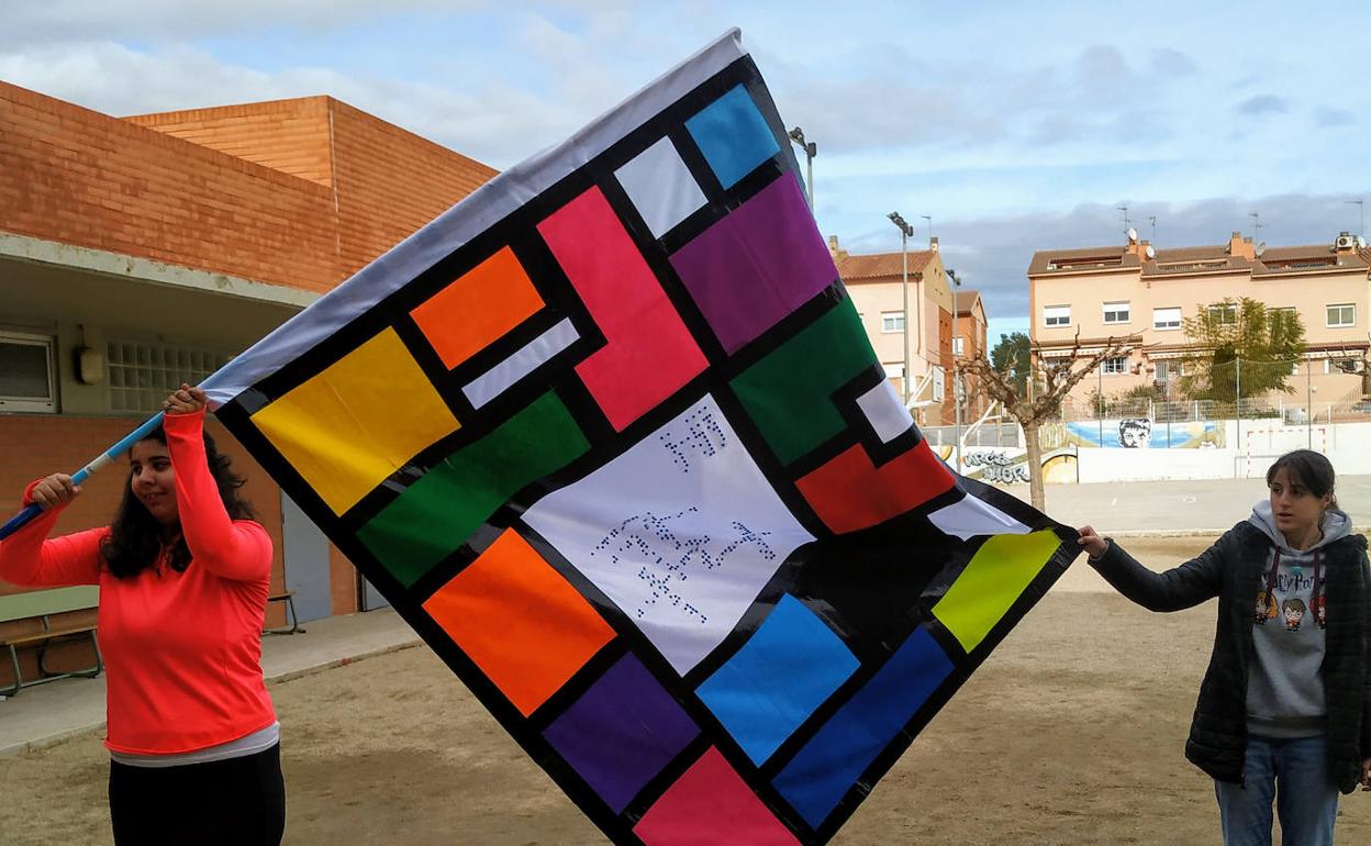 Más de 4.000 estudiantes y 57 «profes» de Granada diseñan banderas e himnos por la inclusión de la discapacidad