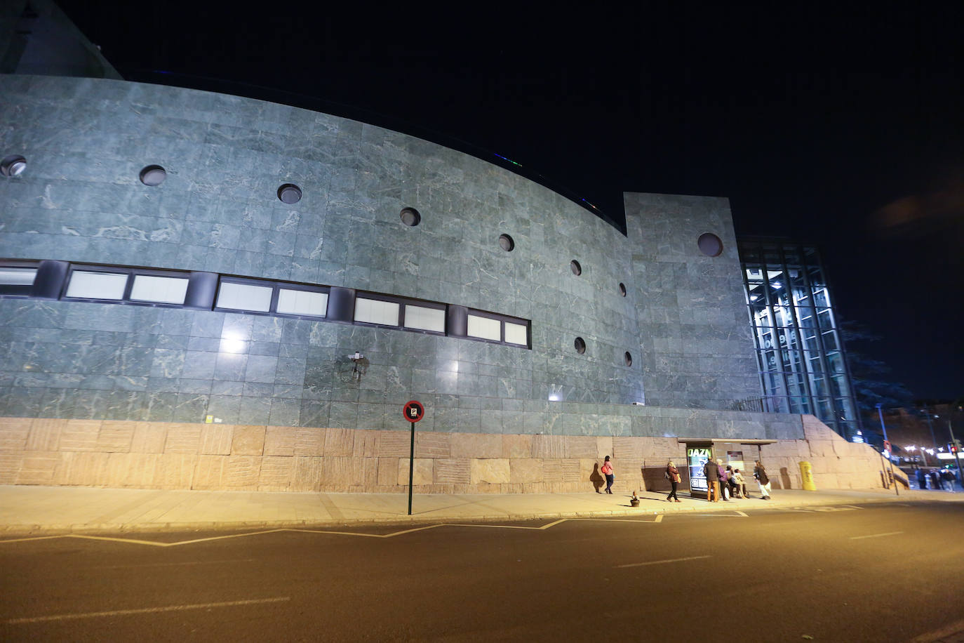 El Palacio de Congresos, que ya superó las bodas de plata, tiene a su favor el estar ubicado en pleno centro de la capital granadina 