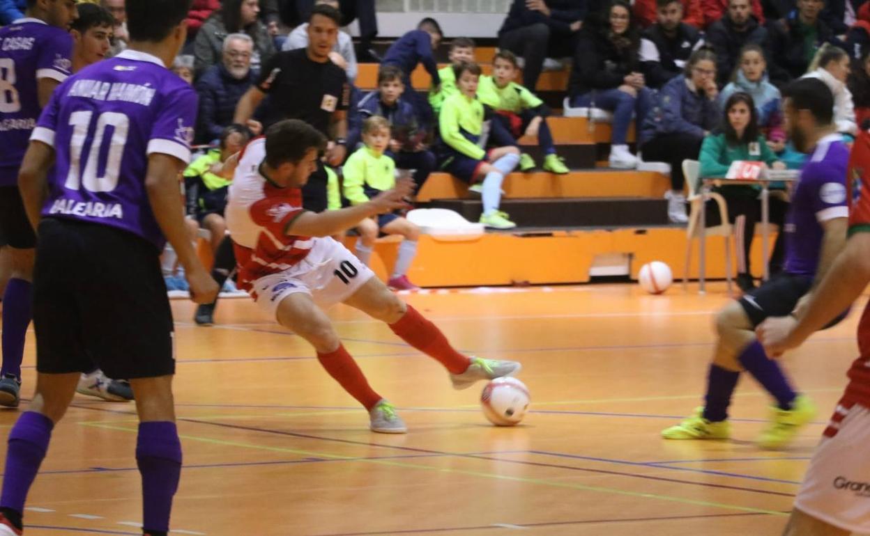 Motos pisa el balón en un partido de esta temporada del Sima Peligros. 