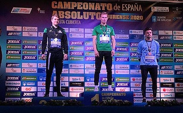 Isidro Leyva, a la derecha, tercero en el podio con su medalla de bronce. 