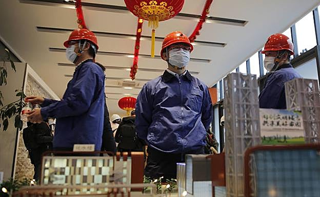 Algunos trabajadores están volviendo a sus puestos de trabajo en China. 