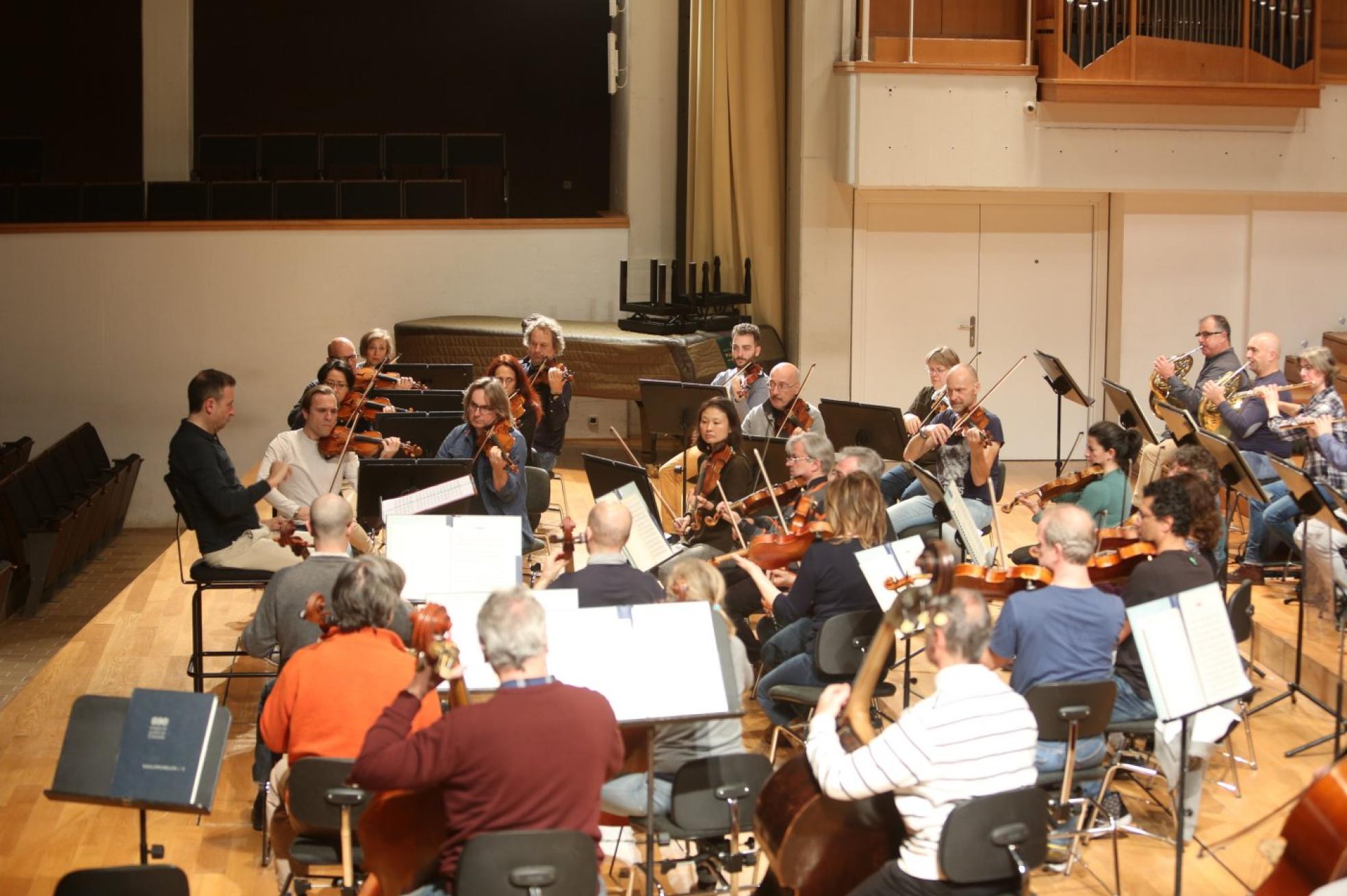 La OCG, durante un ensayo con Carlos Mena para preparar su visita al Festival Músika-Música de Bilbao.