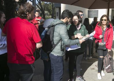 Imagen secundaria 1 - Cientos de turistas visitaron ayer la Alhambra.