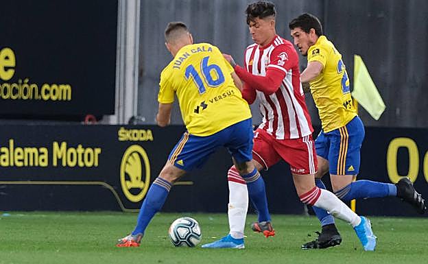 Darwin Núñez intenta escapar de Juan Cala. 