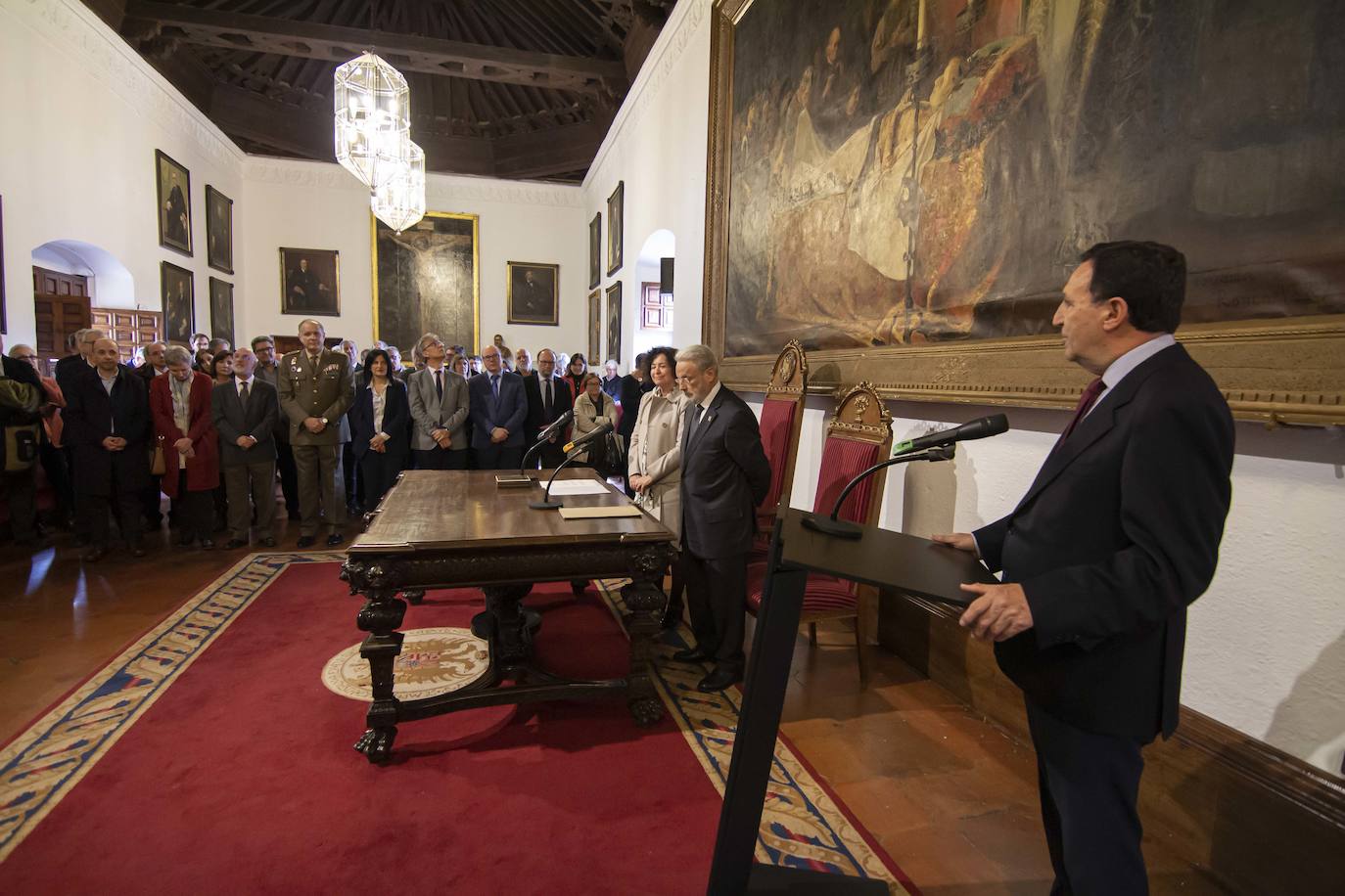 Javier de Teresa interviene durante el homenaje celebrado ayer a Gregorio Jiménez, que escucha junto a Pilar Aranda. 