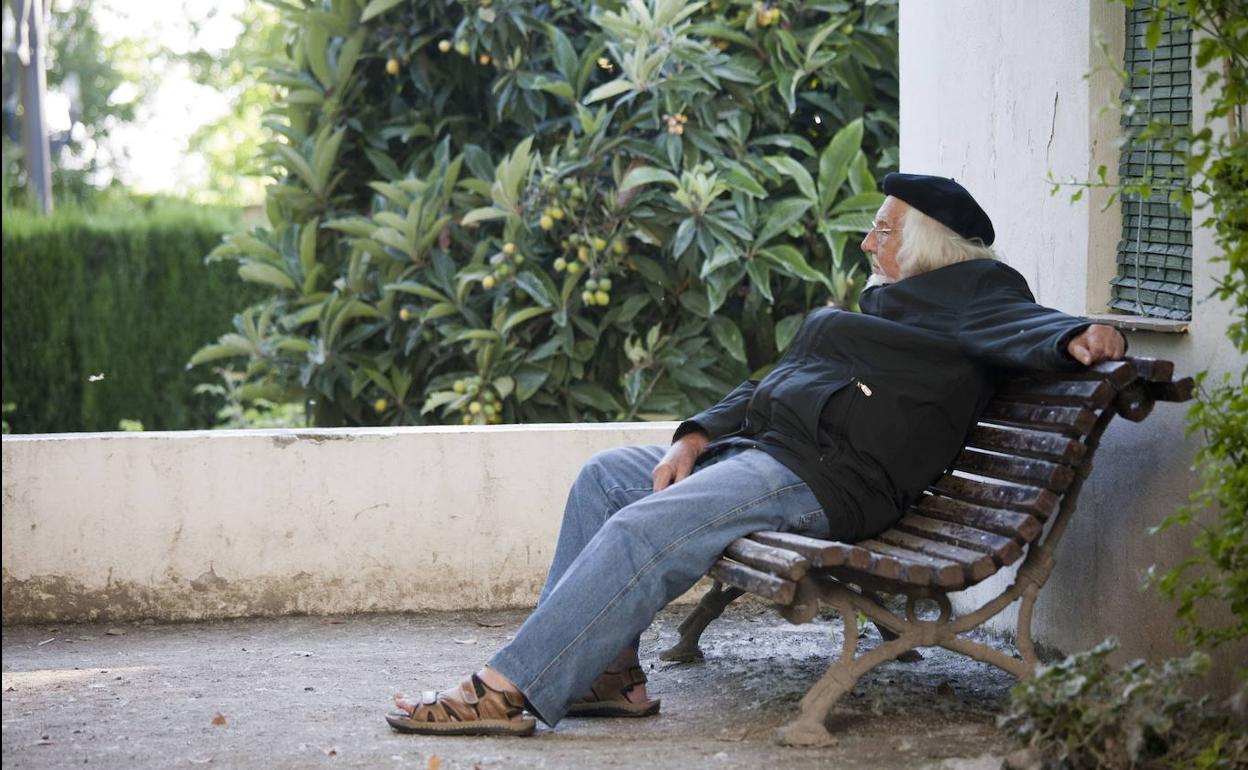 Ernesto Cardenal, sentado a las puertas de la Huerta de San Vicente.