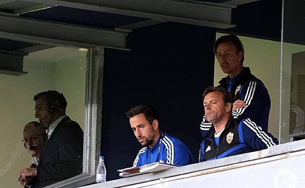 José María Gutiérrez ve el partido desde un palco del Carranza con Borja Álvarez y Antonio Ruiz Vilches. 