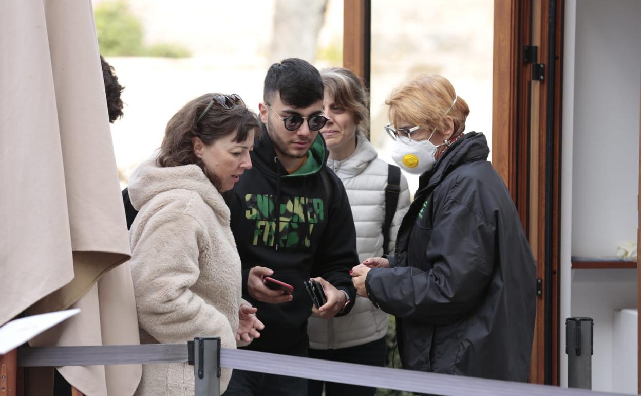 Usuarios de la Alhambra, con mascarillas.