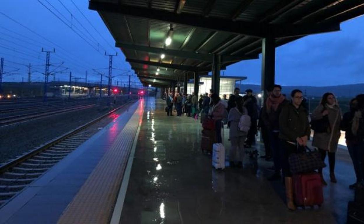 Pasajeros afectados esperando en Antequera.