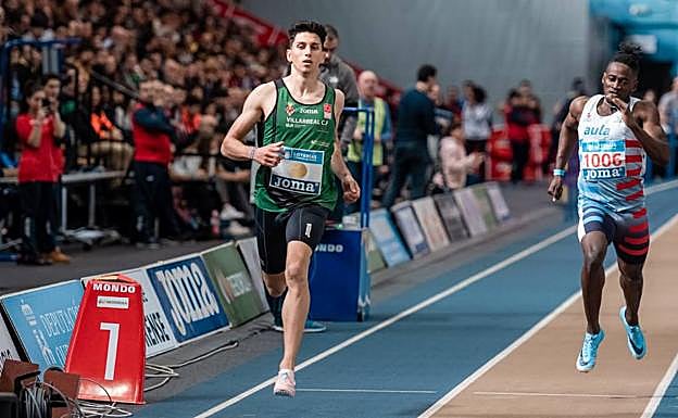 Dani Rodríguez avanza por su calle en una de sus pruebas en Ourense. 
