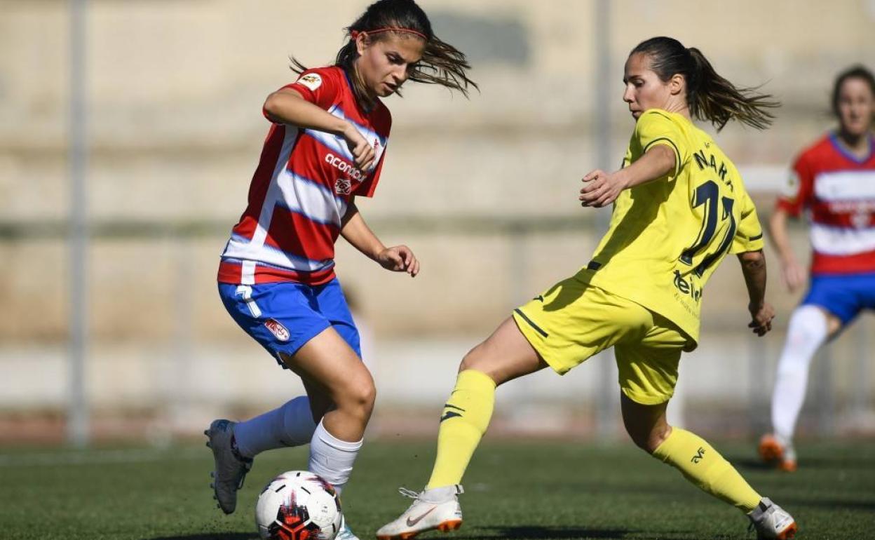 Laura Pérez conduce el balón durante un encuentro de esta temporada. 