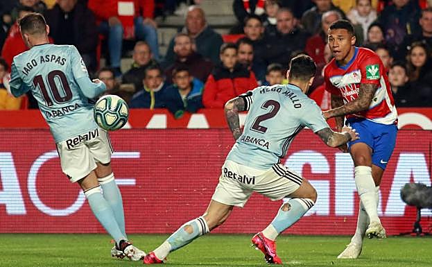 Darwin Machís intenta disparar ante la oposición de Aspas y Hugo Mallo. 