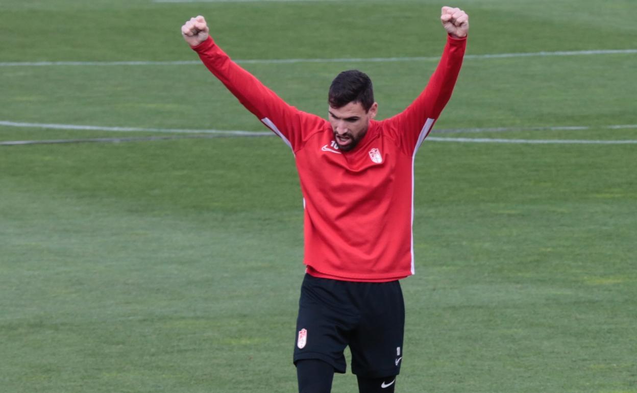 Antonio Puertas, victorioso durante el entrenamiento. 
