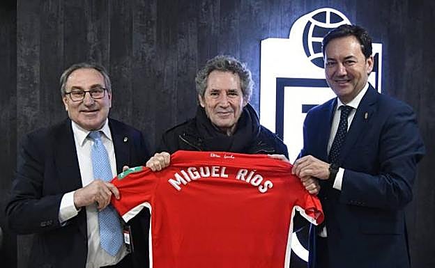 Miguel Ríos presume de colores rojiblancos junto a Pepe Macanás (izquierda) y a Fernández Monterrubio (derecha). 