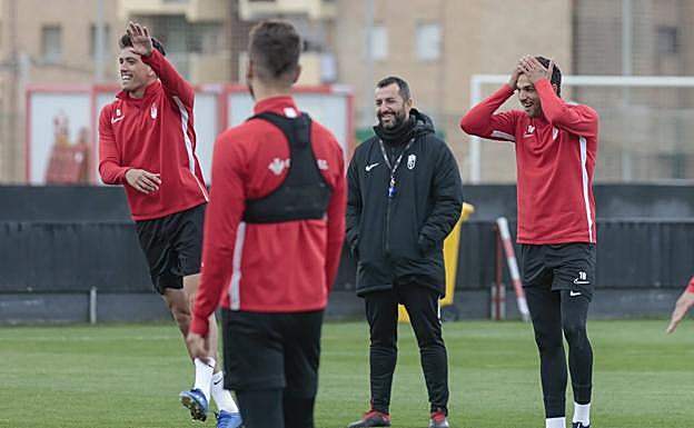 José Antonio Martínez y Antoñín sonríen junto a Diego Martínez en el entrenamiento de ayer. 