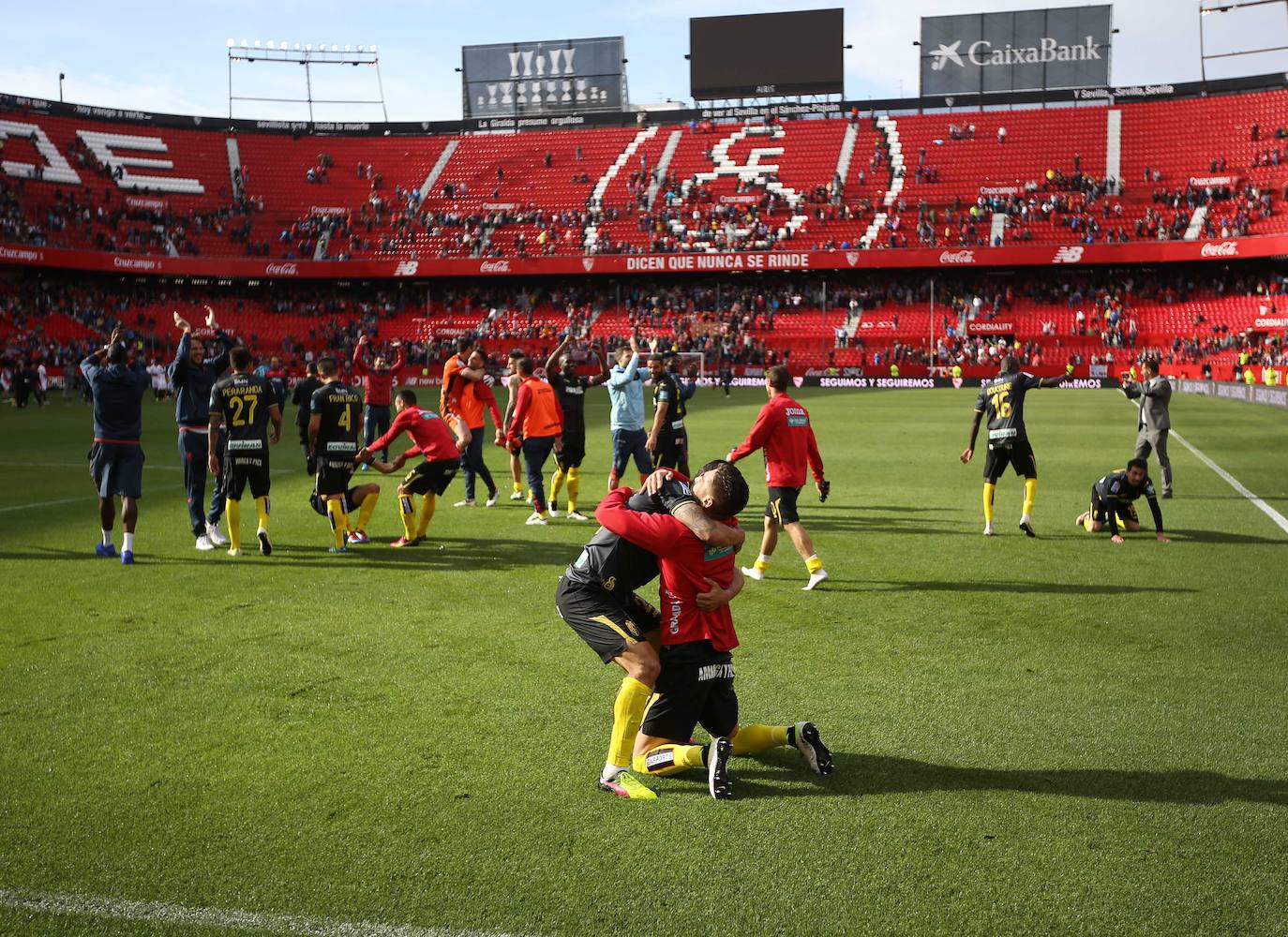 Celebración sobre el césped del Sánchez Pizjuán en 2016