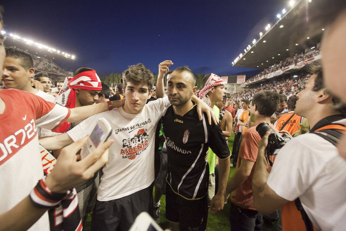 Carlos Martins celebra con la afición la permanencia lograda en Vallecas en 2012