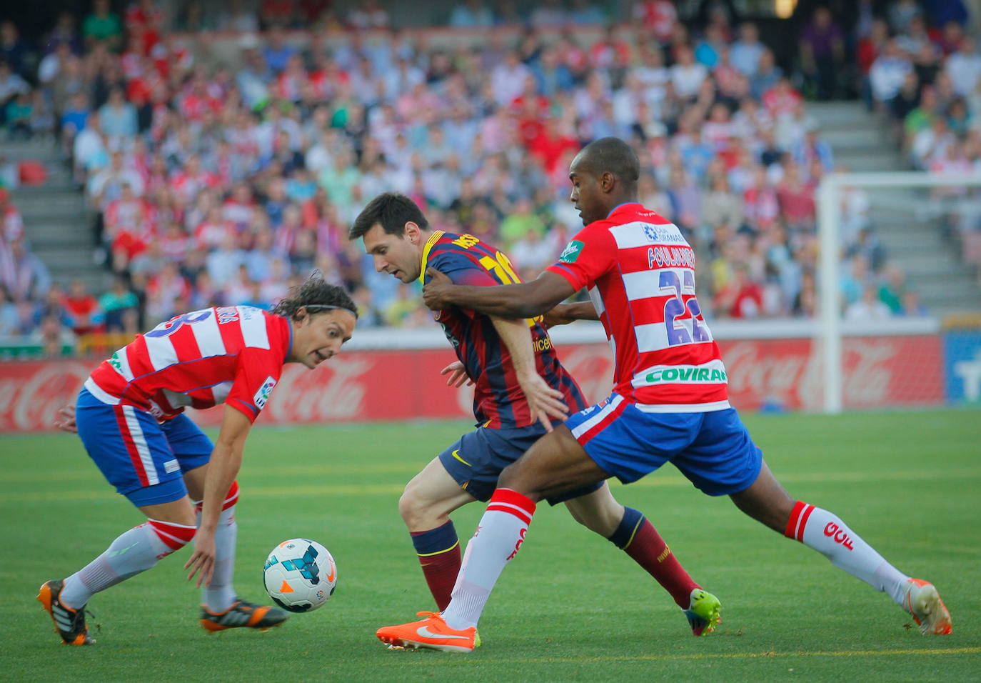 Messi, perseguido por Iturra y Foulquier en el triunfo del Granada ante los culés en 2014