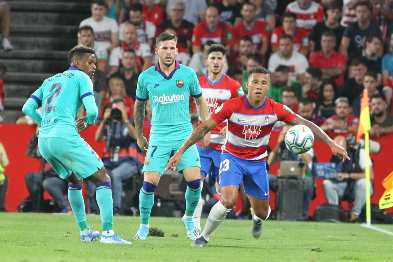 Machís rodeado de jugadores del Barça en el triunfo ante los culés