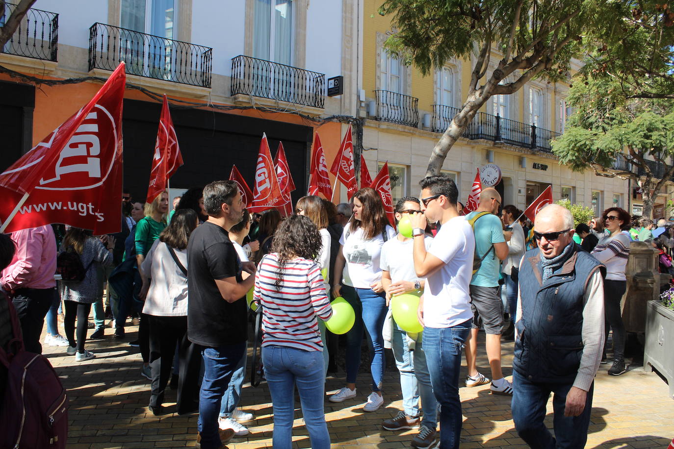 Un millar de manifestantes se han echado a la calle contra el decreto de escolarización. 