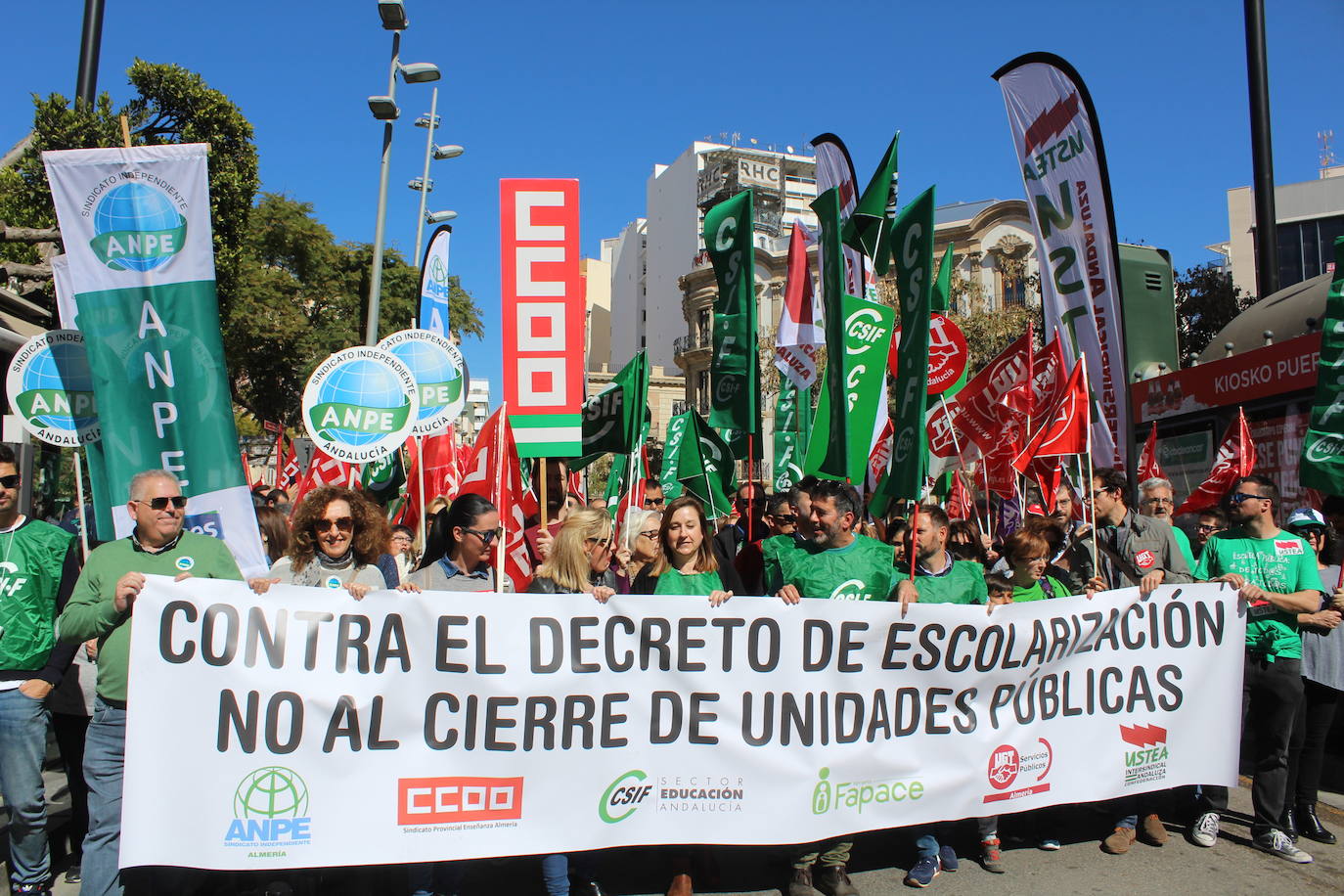 Un millar de manifestantes se han echado a la calle contra el decreto de escolarización. 