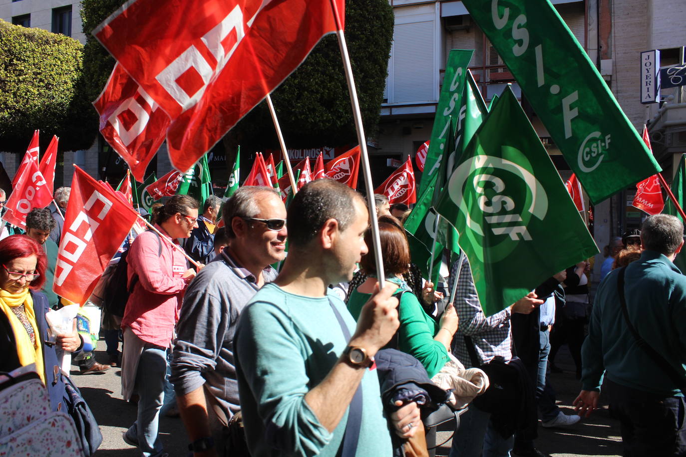 Un millar de manifestantes se han echado a la calle contra el decreto de escolarización. 