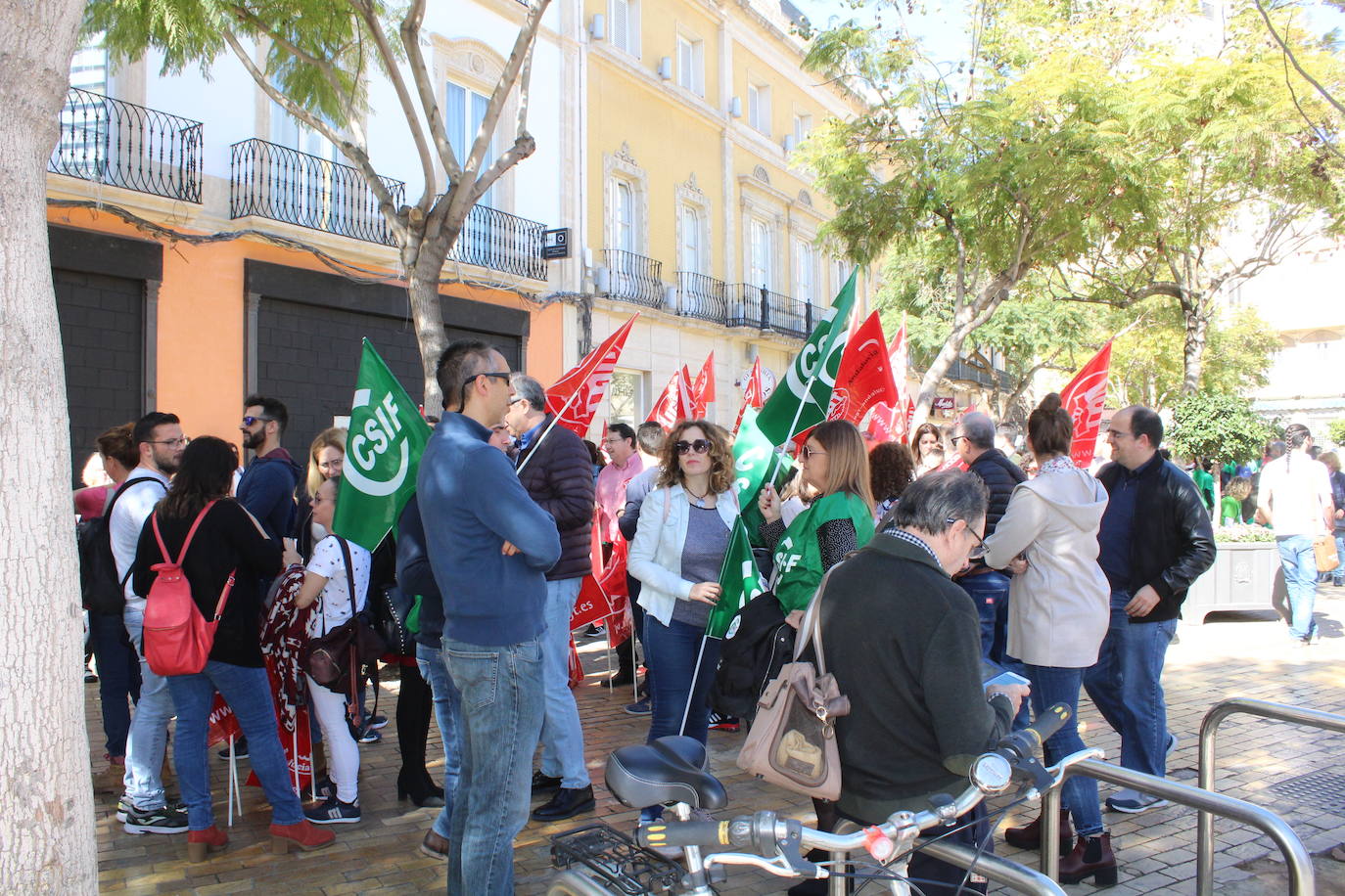 Un millar de manifestantes se han echado a la calle contra el decreto de escolarización. 
