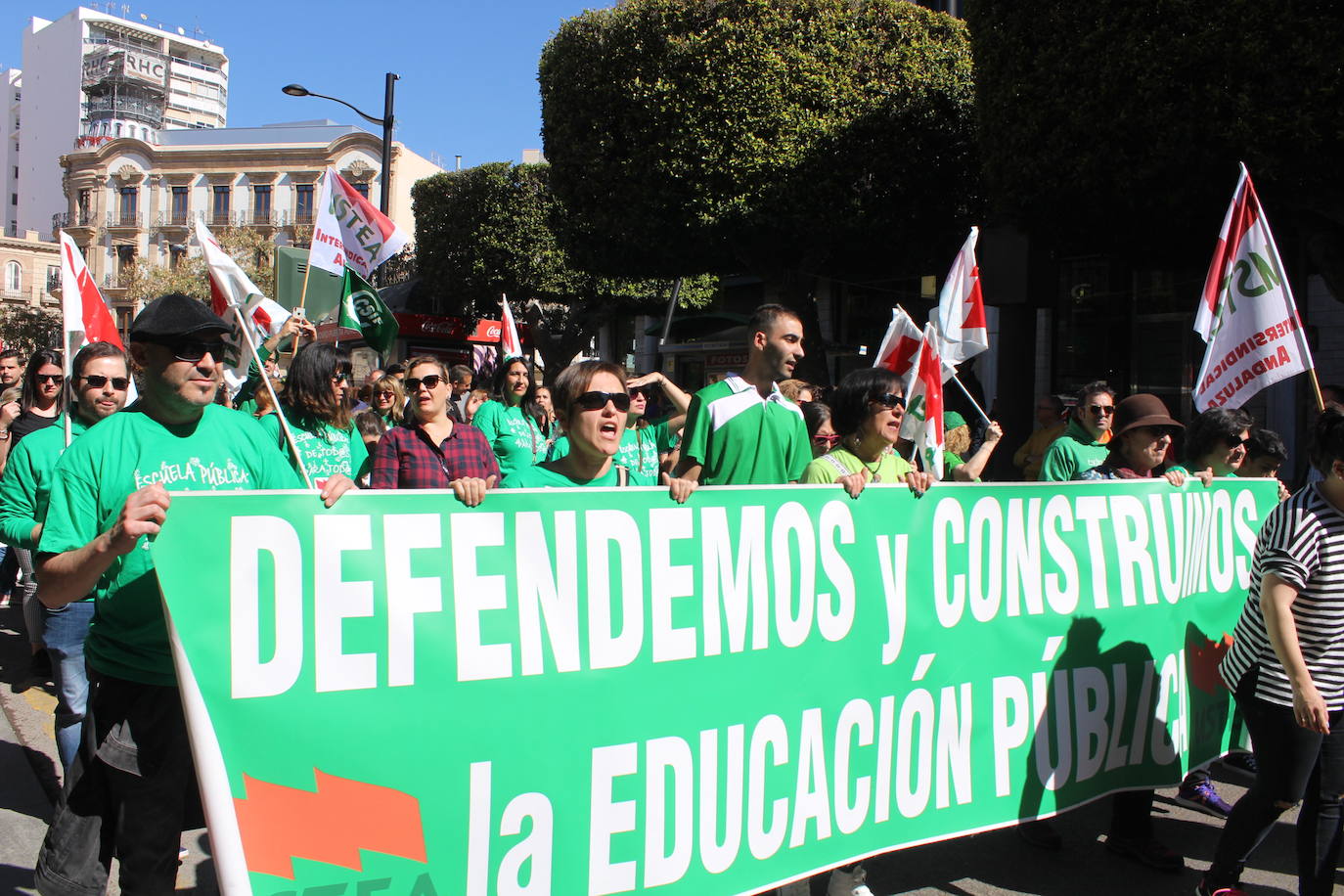 Un millar de manifestantes se han echado a la calle contra el decreto de escolarización. 