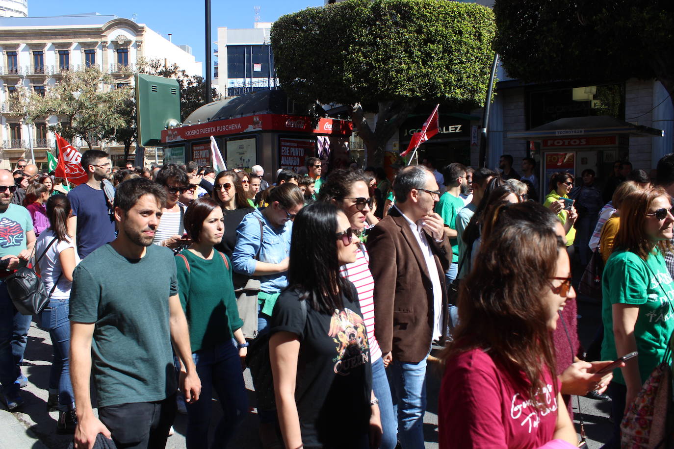 Un millar de manifestantes se han echado a la calle contra el decreto de escolarización. 