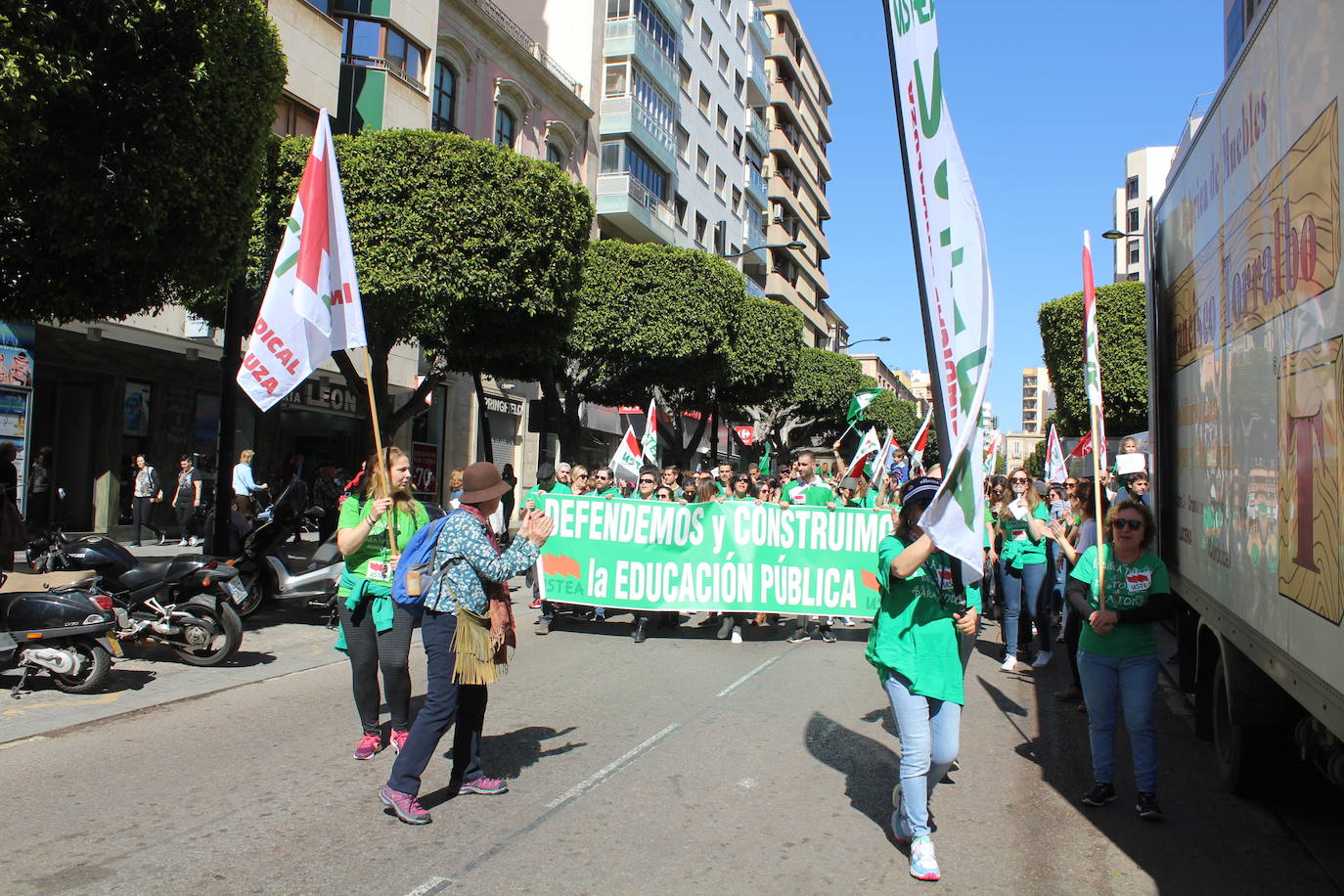 Un millar de manifestantes se han echado a la calle contra el decreto de escolarización. 