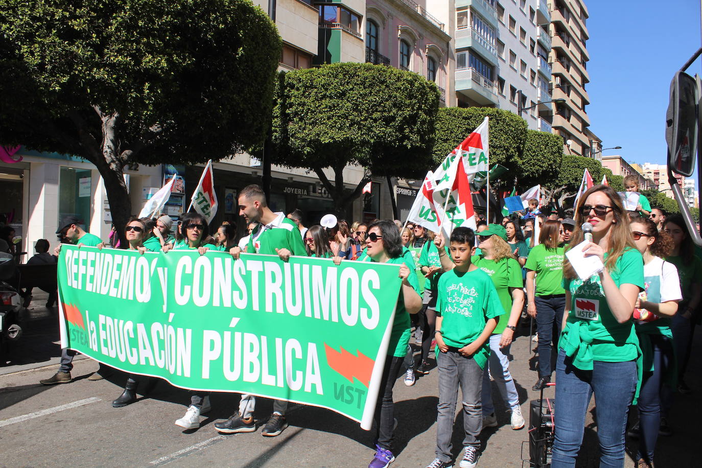 Un millar de manifestantes se han echado a la calle contra el decreto de escolarización. 