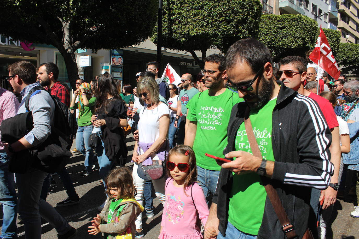 Un millar de manifestantes se han echado a la calle contra el decreto de escolarización. 