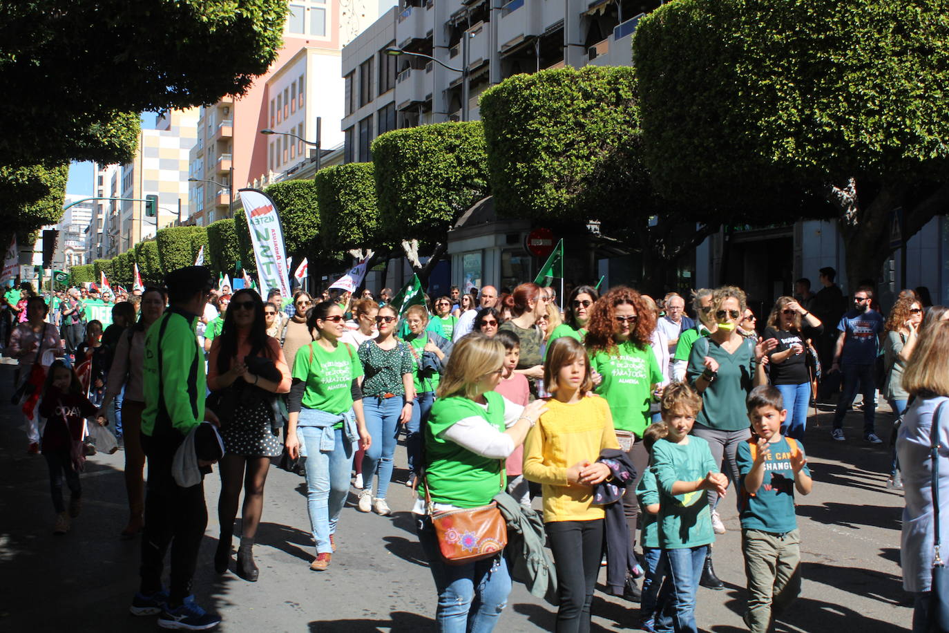 Un millar de manifestantes se han echado a la calle contra el decreto de escolarización. 