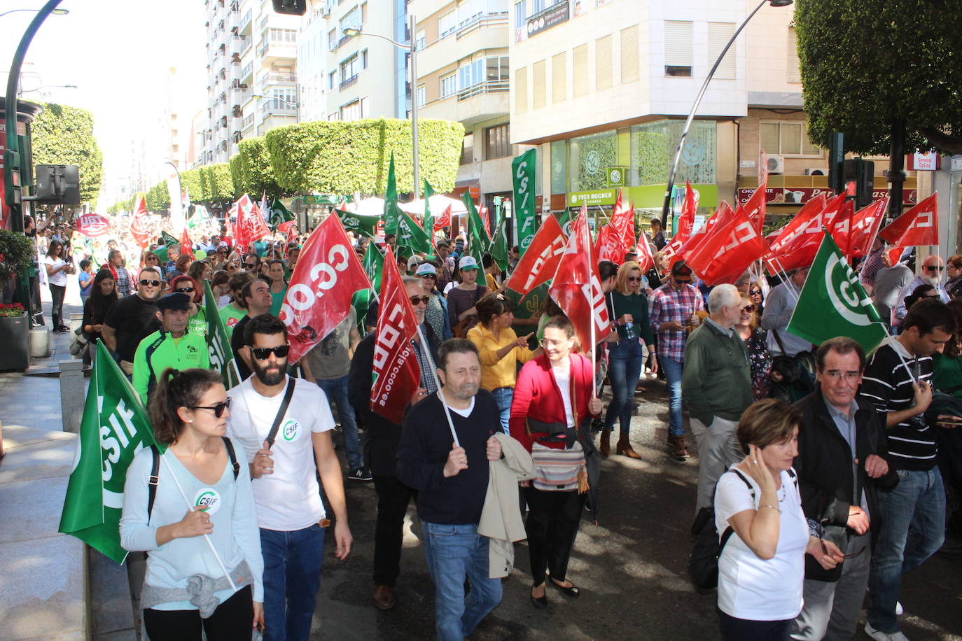 Un millar de manifestantes se han echado a la calle contra el decreto de escolarización. 