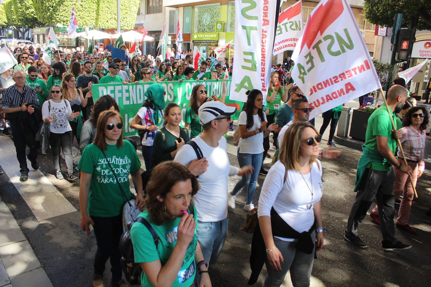 Un millar de manifestantes se han echado a la calle contra el decreto de escolarización. 