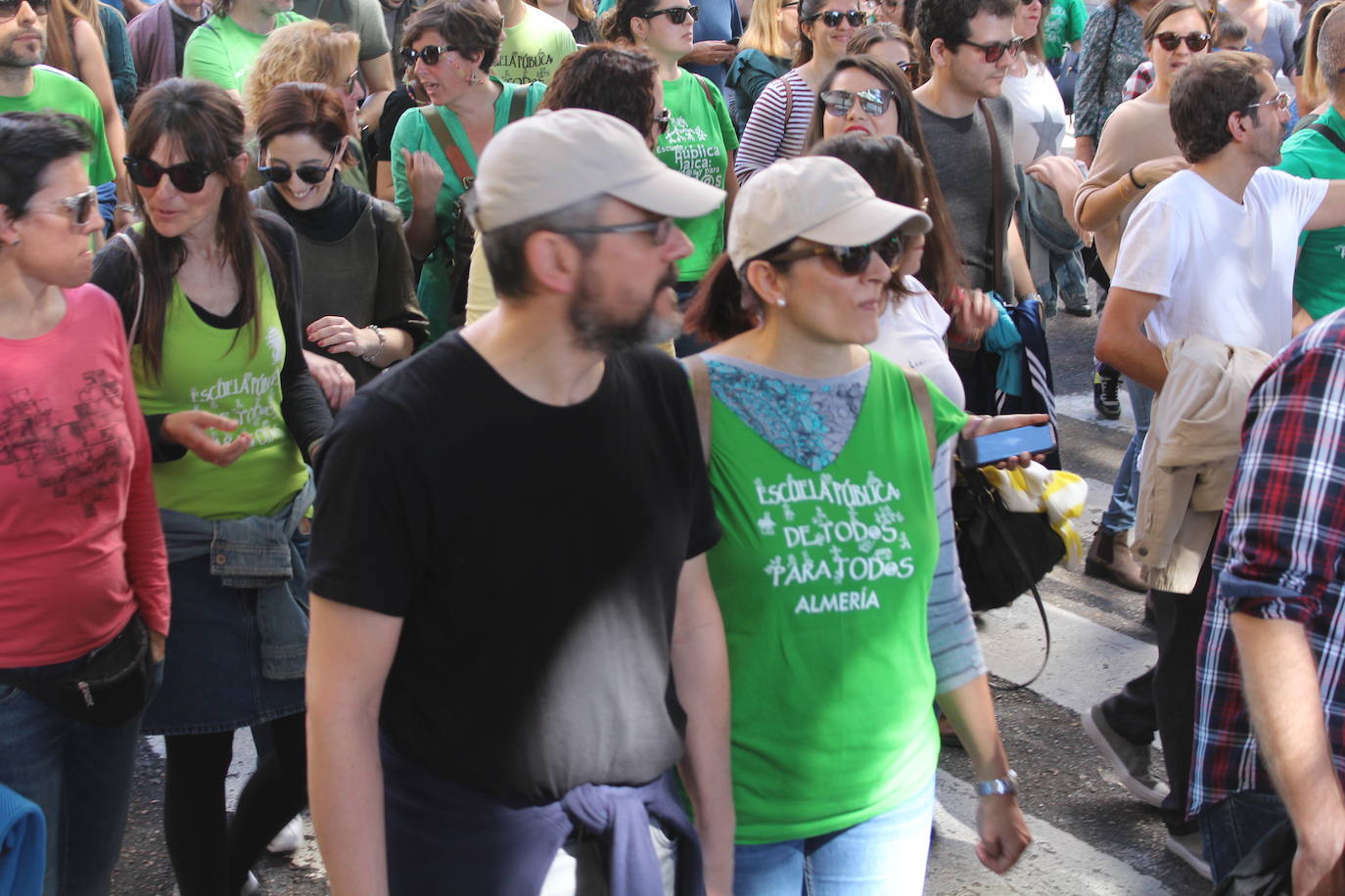 Un millar de manifestantes se han echado a la calle contra el decreto de escolarización. 