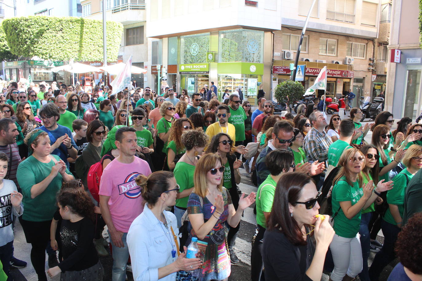 Un millar de manifestantes se han echado a la calle contra el decreto de escolarización. 