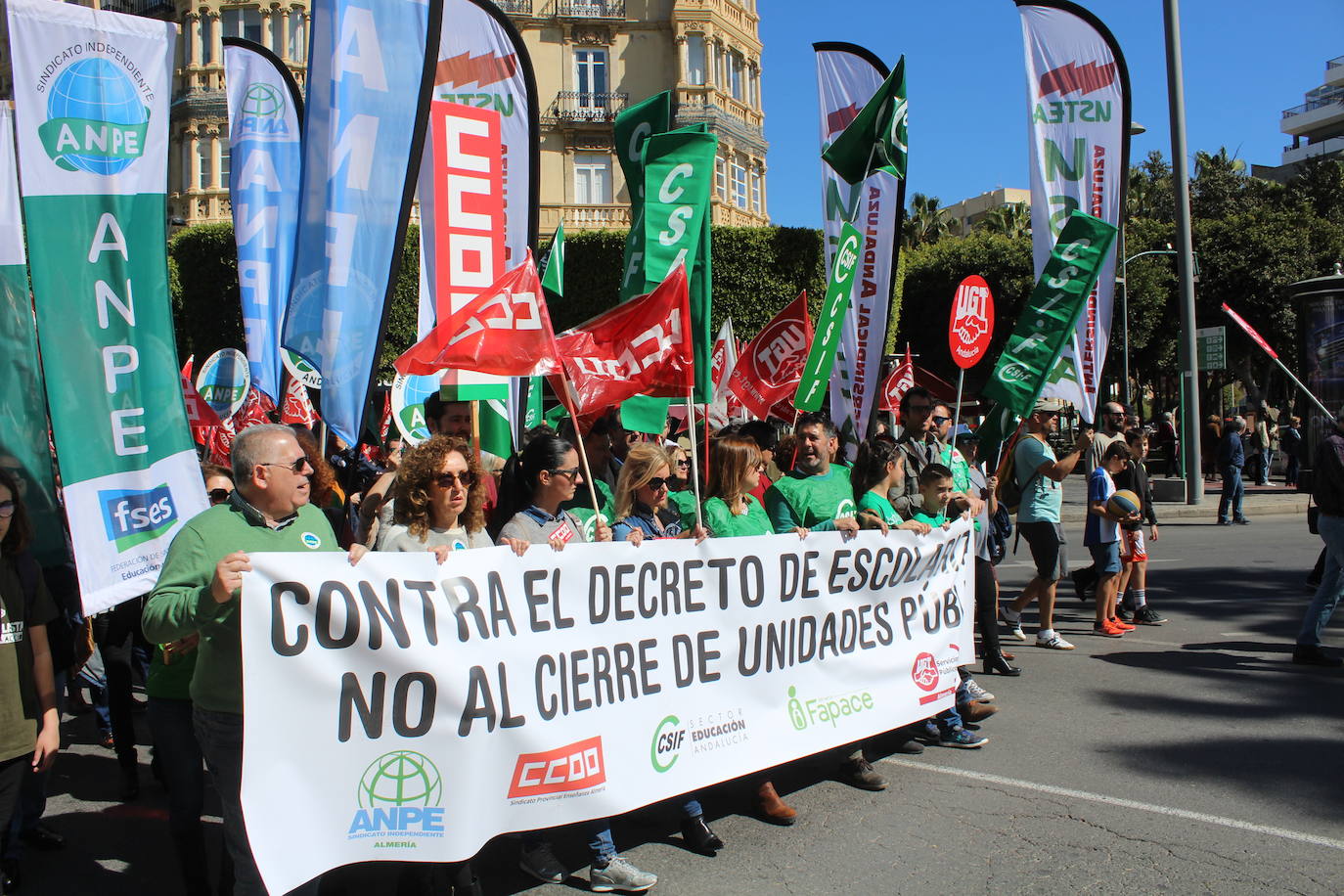 Un millar de manifestantes se han echado a la calle contra el decreto de escolarización. 
