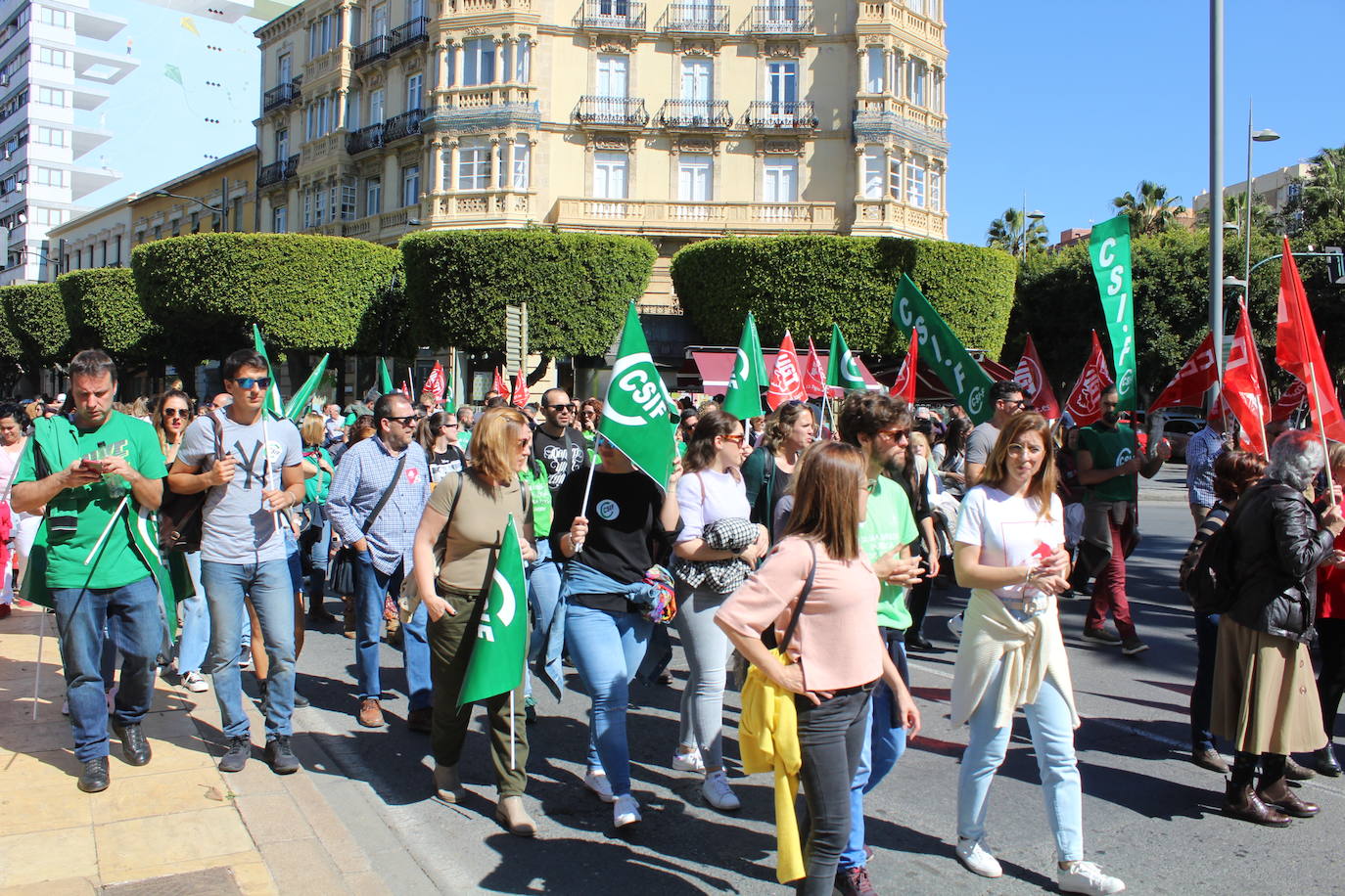 Un millar de manifestantes se han echado a la calle contra el decreto de escolarización. 