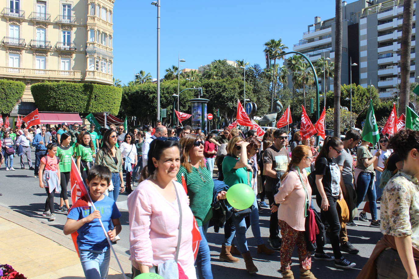 Un millar de manifestantes se han echado a la calle contra el decreto de escolarización. 