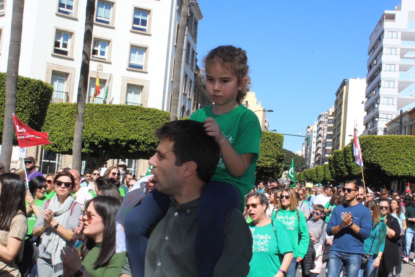 Un millar de manifestantes se han echado a la calle contra el decreto de escolarización. 