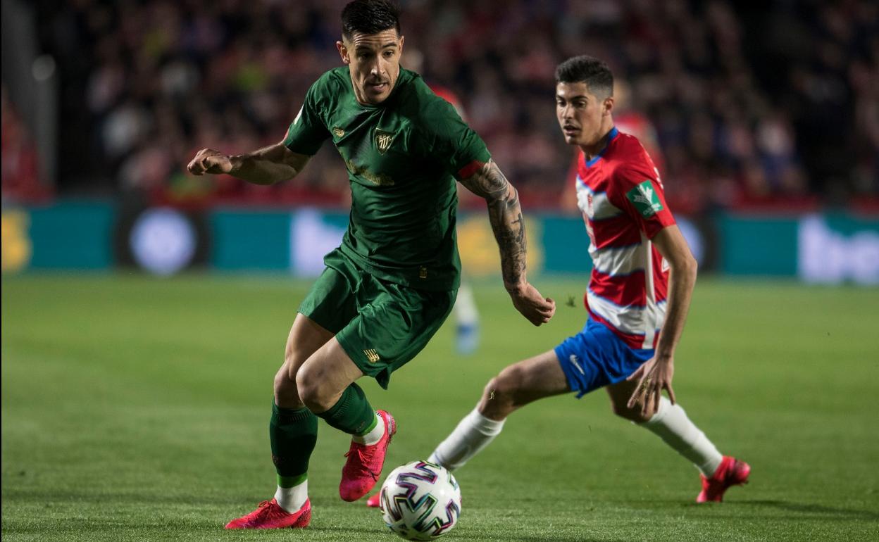 Yuri Berchiche conduce el balón ante Carlos Fernández durante el partido. 